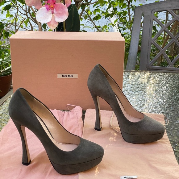 Miu Miu Gray Suede Rounded Toes Pump Heels - Picture 4 of 16